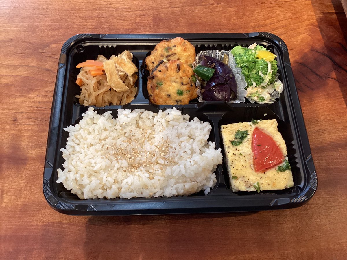 OrganicBento's tweet photo. 7月17日(金)の日替わり弁当は
トマトとズッキーニとチーズのオムレツ
たっぷり野菜入揚げだしひろうす
ブロッコリーとツナのサラダ
なすとオクラのおかか和え
切干大根の煮物
滋賀県有機低農薬発芽玄米入りごはんです。
#京都 #オーガニック　#自然食  #テイクアウト https://t.co/r98HMNwK9s