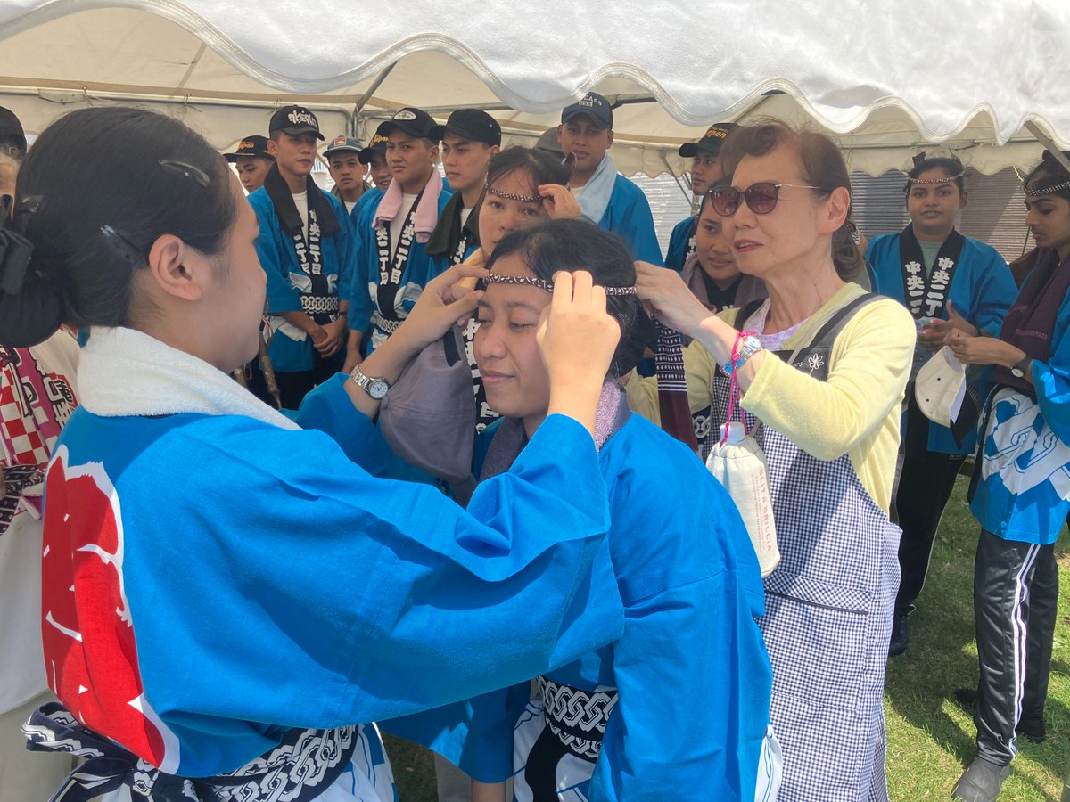 IMJapan_IMDOJ's tweet photo. 【春日部トレーニングセンターより】
入国後講習中の実習生たちが春日部夏祭りに参加しました🏮
ハチマキを締めて「頑張ります」と気合十分💪当日は30℃を超える真夏日でしたが「私たちの国はもっと暑いです」と元気いっぱいでした！
掛け声を合わせてお神輿(みこし)を担ぎ、町内を練り歩きました✨ https://t.co/KwSKdsQ90f