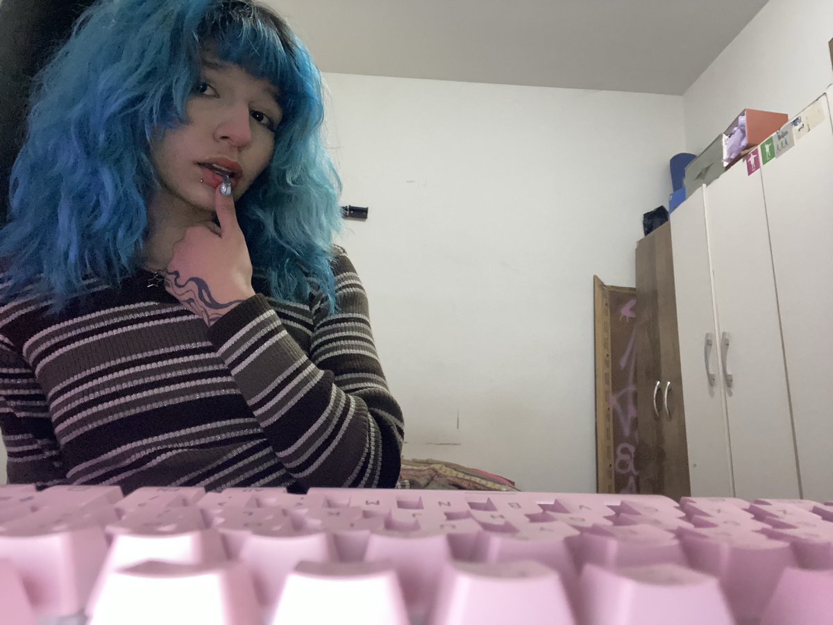 annaxz tweet media