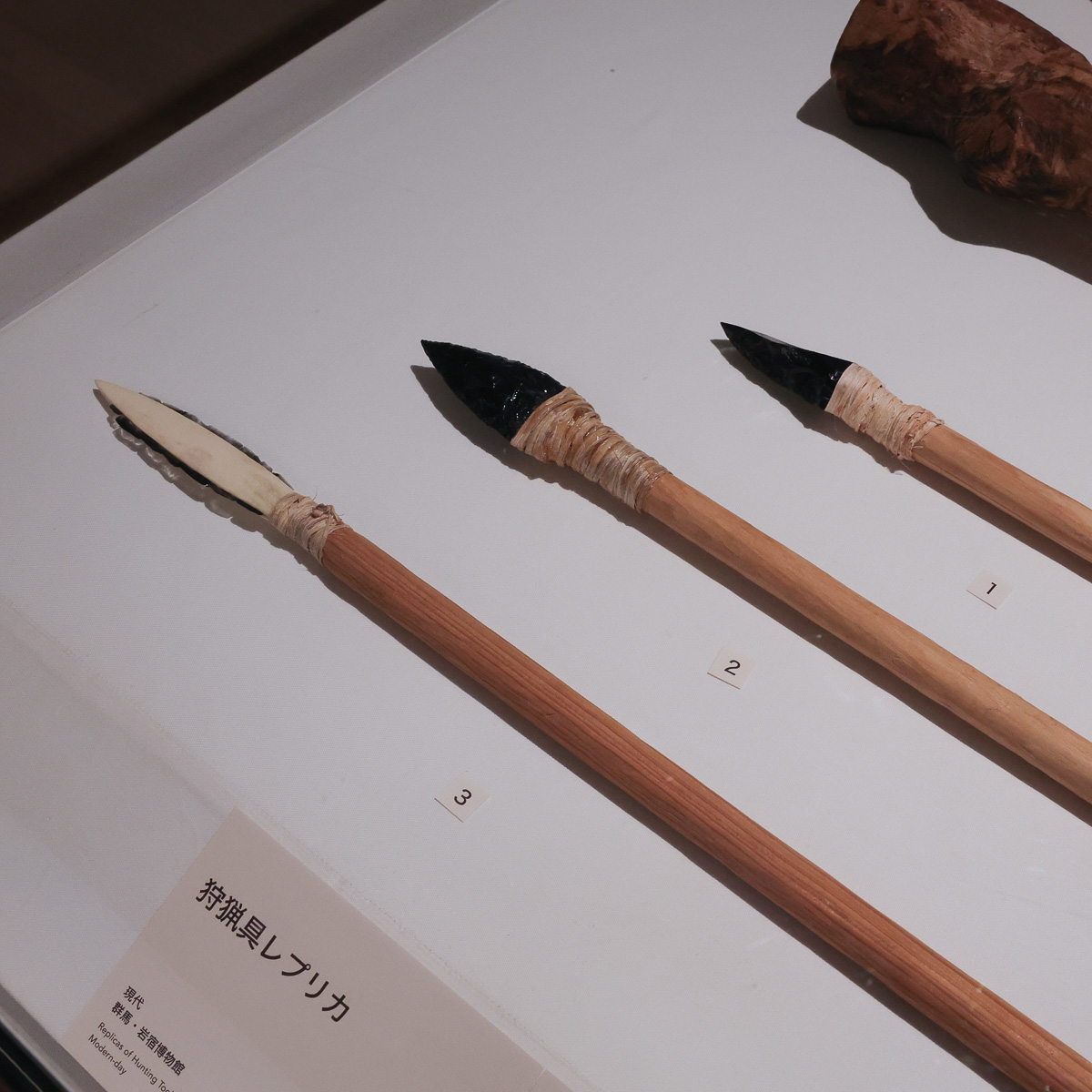 ビフォー縄文展 作品紹介】 食料となる動物を追いかけ、石製の槍で狩り
