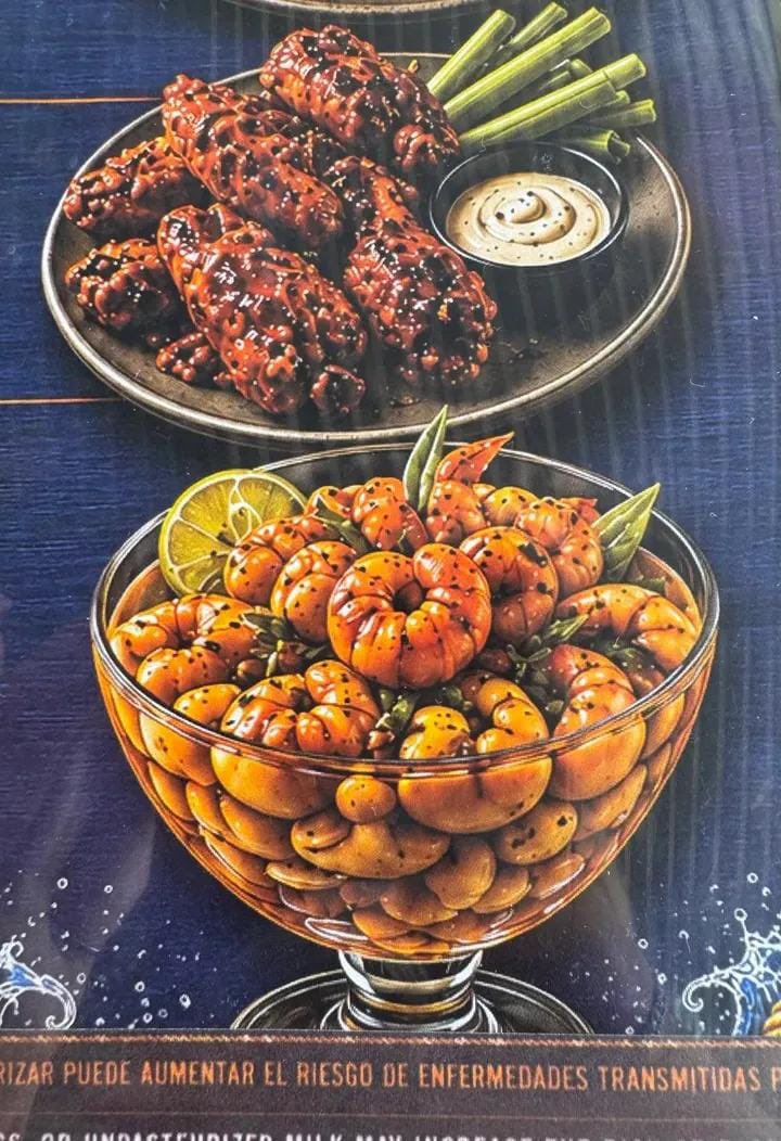 akuuitmaa's tweet photo. menurutku stop ga si bikin menu jualan pakai AI yang terlalu berlebihan kaya gini, makanannya jadi keliatan ngga ada nyawanyaa dan ga bikin ngiler sama sekali malahan, sebagai pembeli pun aku beneran ga tertarik ngeliatnyaa:( https://t.co/XKFbIpwet2