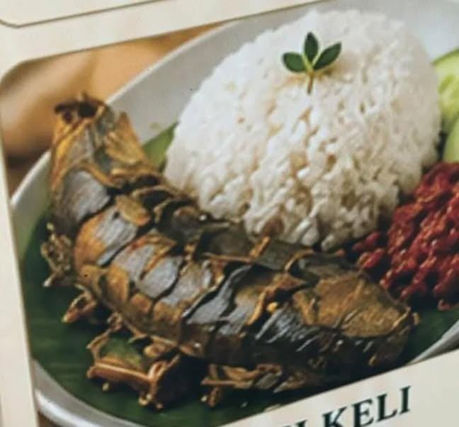 akuuitmaa's tweet photo. menurutku stop ga si bikin menu jualan pakai AI yang terlalu berlebihan kaya gini, makanannya jadi keliatan ngga ada nyawanyaa dan ga bikin ngiler sama sekali malahan, sebagai pembeli pun aku beneran ga tertarik ngeliatnyaa:( https://t.co/XKFbIpwet2