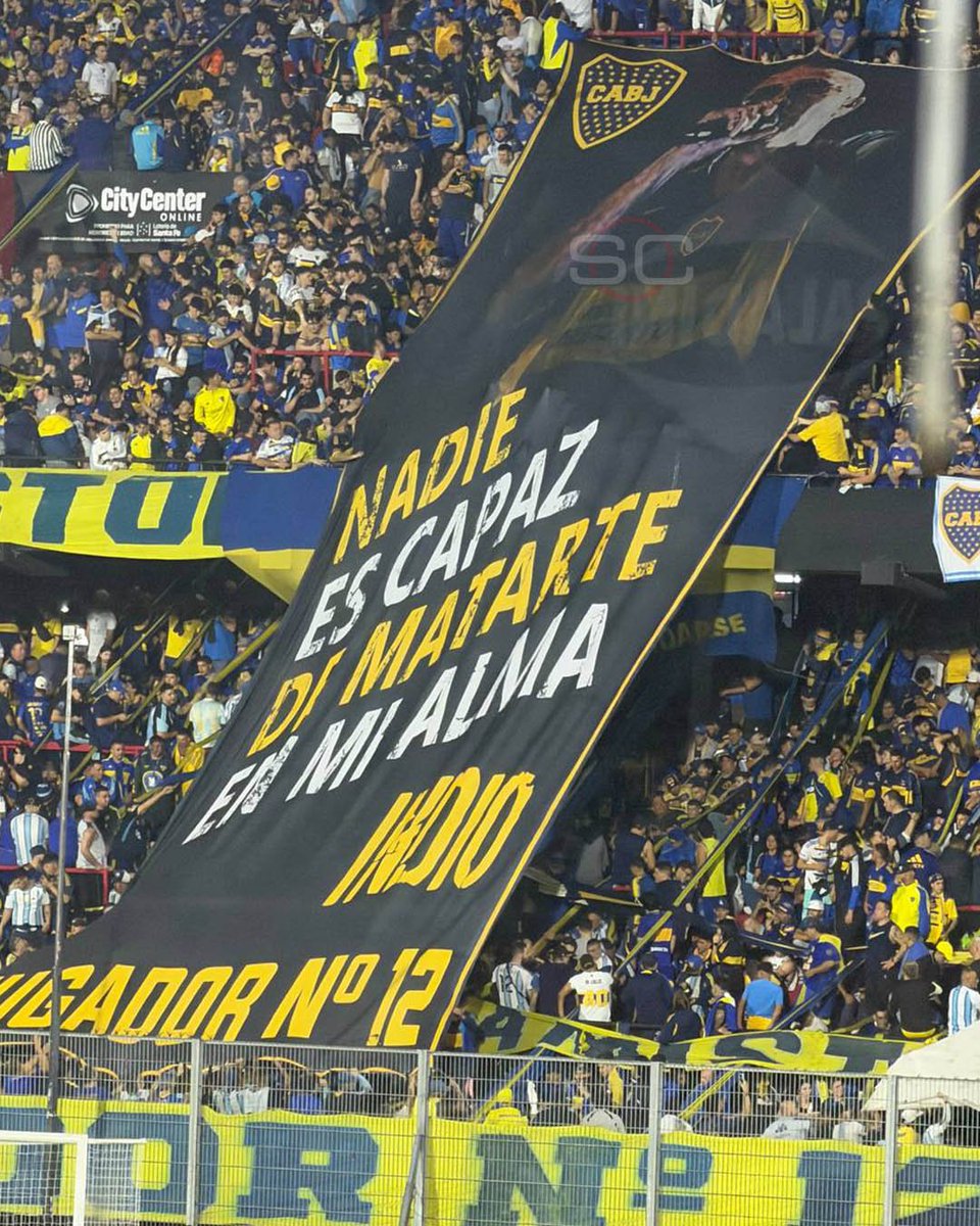 bocanet12's tweet photo. 🗣️ "NADIE ES CAPAZ DE MATARTE EN MI ALMA"

🇸🇪 Esta bandera fue desplegada por los hinchas de Boca durante el primer tiempo, en homenaje al Indio Solari.

#IndioEterno 💙💛💙

📸 @SC_ESPN https://t.co/BCX6XcV295