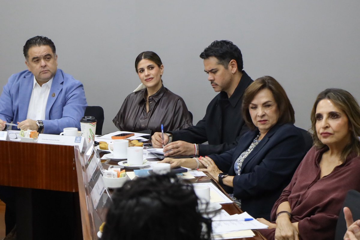 PrisFrancoB's tweet photo. Que la ayuda llegue a donde más se necesita: esa es nuestra prioridad. 🤜🏻🤛🏻
Hoy nos reunimos en la Cuarta Sesión del Consejo Jalisciense de Asistencia Social para asegurar que cada esfuerzo y cada recurso realmente impacte en la vida de quienes más lo requieren.
Más allá de la burocracia, nuestra labor es vigilar que la asistencia llegue a las manos correctas y que las instituciones que apoyan a los jaliscienses operen con la transparencia que ustedes merecen. 
Seguimos trabajando al Estilo Jalisco. ❤️