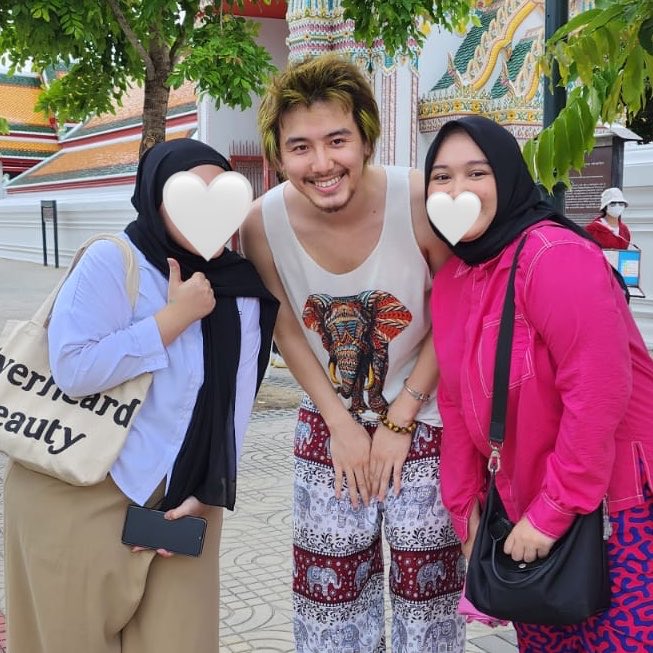 hwansahies's tweet photo. ketemu fujii kaze di pinggir jalan bangkok! gue akan bilang ini gue yang di notice bukan gue yang minta foto karena gue beneran gaenak bgt waktu mau reach dia tapi manajernya dan dia ngeliat gue dan adek gue yang mematung di jarak 50 meter itu terus malah dia nyamperin udh gt gue sekeluarga diajak foto juga:):)