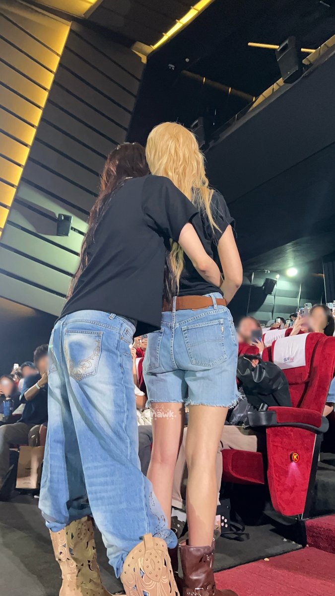 _SnawK89's tweet photo. แล้วเป็นไรกันนนน มายืนกอดให้คนดูเนี่ยเป็นไรกันน @ Janhae @ Jingjingyu364 https://t.co/mBX0sbvQEY