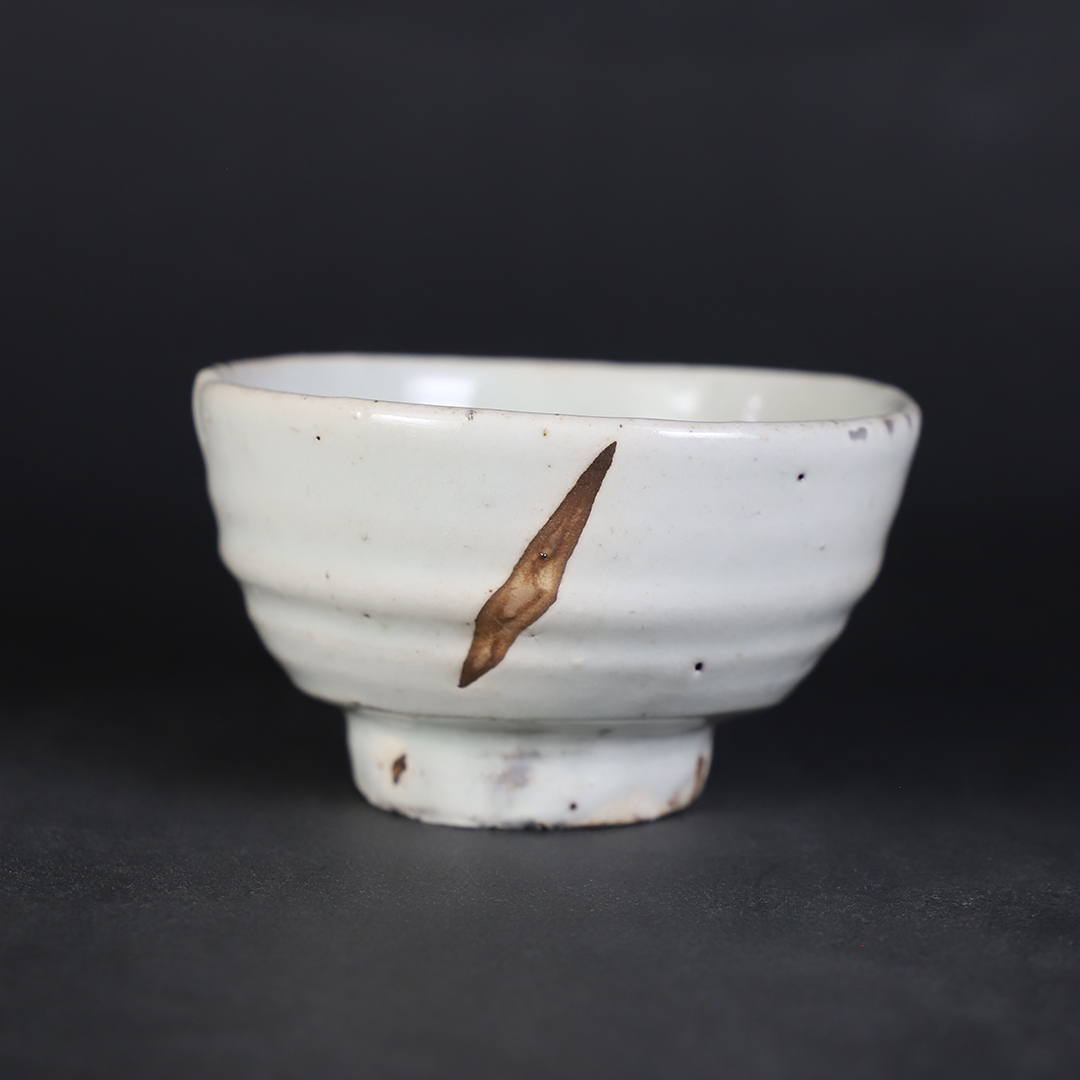 武末日臣先生の器は、李朝時代の古窯跡を自らの足で巡り、韓国と対馬を
