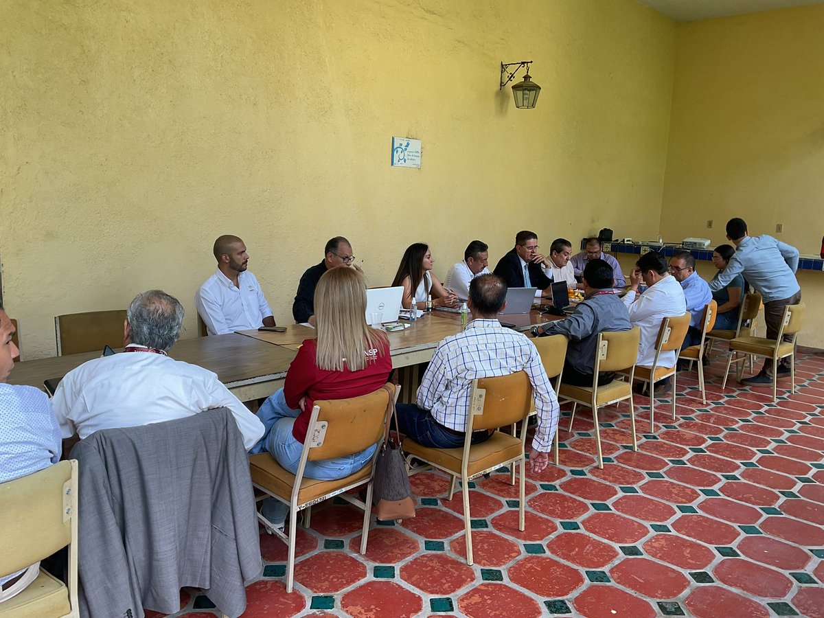 IsssteJalisco's tweet photo. 🤝 #ISSSTEJalisco participa en mesas de trabajo interinstitucionales junto con IMSS, Hospital Civil, el Servicio Nacional de Salud Pública y otras instancias para fortalecer la implementación del Servicio Universal de Salud en Jalisco. La primera fase iniciará en enero de 2027 https://t.co/TTBV1WmrRd