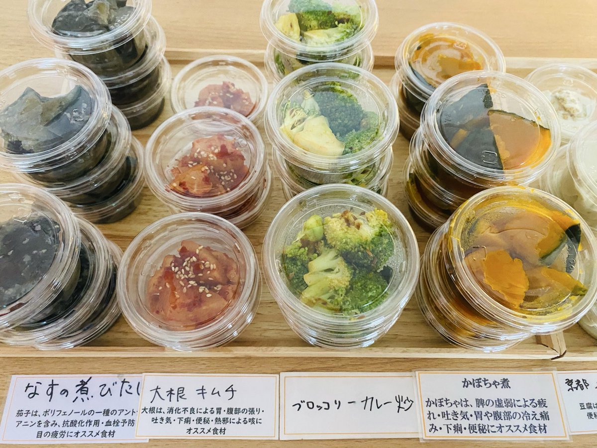 ouctigohan's tweet photo. 鮭には、強力な抗酸化作用を持つアスタキサンチンや、血管を健康に保つDHA・EPA、骨の形成を助けるビタミンDなどが豊富に含まれています。免疫力向上、疲労回復、アンチエイジング、生活習慣病予防などの幅広い健康・美容効果が期待できる優れた食材です。

#あべよしこのおうちごはん 
#恵比寿 https://t.co/uhY3QtbMue