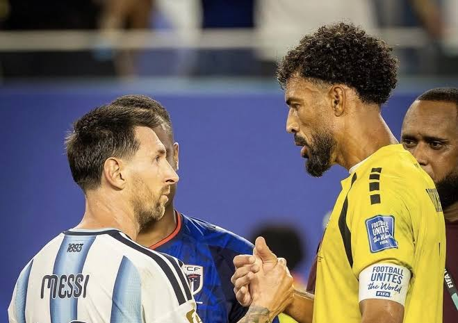 TouchlineX's tweet photo. 🚨🗣️ Vozinha: "Having Messi and Yamal together, two of the best in the world competing and playing against each other, I think we will see real magic and a wonderful battle, especially since both are left-footed." https://t.co/qy6Ps1CA1b