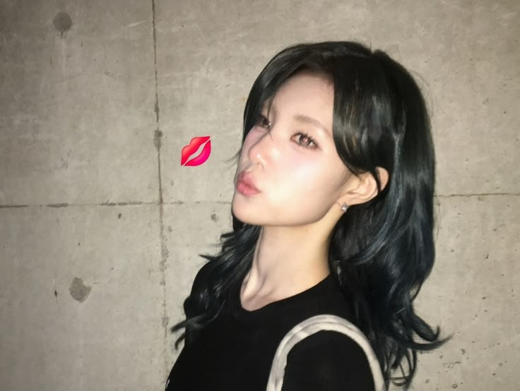 Juuccn's tweet photo. Morning, happy fri—yeAy! 💋💭 https://t.co/6RCO3F0TsL