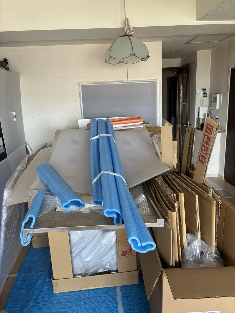 Lotus09012926's tweet photo. キッチンのリフォーム始まったんだけど、まさかこんなに資材並ぶとは！
しかもこのまま1泊。
職人さんたちにはCSのこと伝えてもらってて、まあ大丈夫そうだし、寝室にいるから、そんなに合わない。
まさかの資材、ダンボールくん達と1泊とは！
締め切ったけど、頭痛と痒みで眠れなかったよ😭今後の参考 https://t.co/92pft9JL6X