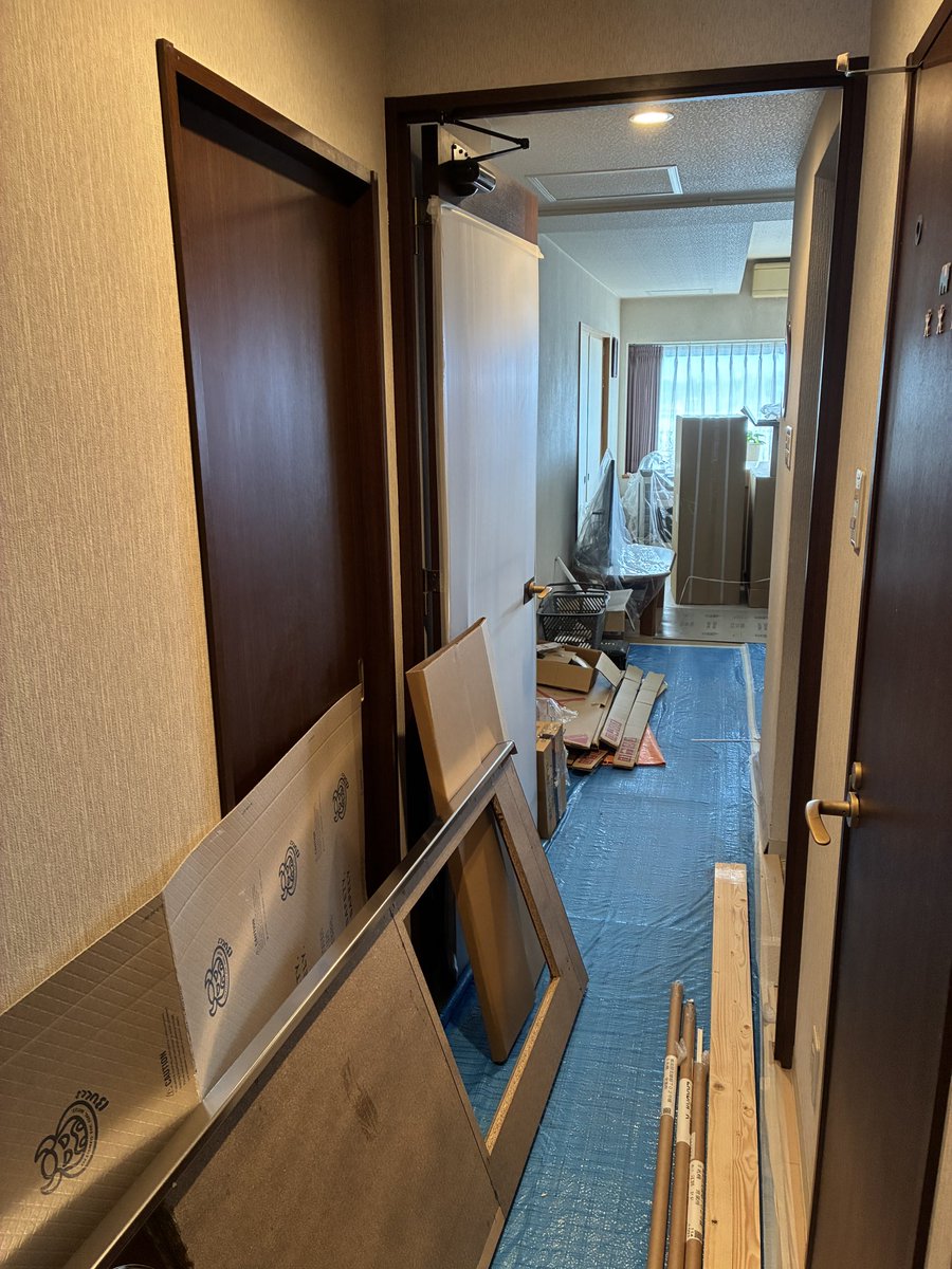 Lotus09012926's tweet photo. キッチンのリフォーム始まったんだけど、まさかこんなに資材並ぶとは！
しかもこのまま1泊。
職人さんたちにはCSのこと伝えてもらってて、まあ大丈夫そうだし、寝室にいるから、そんなに合わない。
まさかの資材、ダンボールくん達と1泊とは！
締め切ったけど、頭痛と痒みで眠れなかったよ😭今後の参考 https://t.co/92pft9JL6X