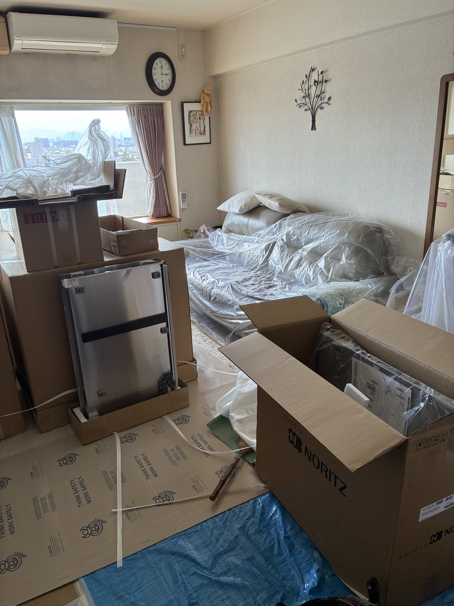 Lotus09012926's tweet photo. キッチンのリフォーム始まったんだけど、まさかこんなに資材並ぶとは！
しかもこのまま1泊。
職人さんたちにはCSのこと伝えてもらってて、まあ大丈夫そうだし、寝室にいるから、そんなに合わない。
まさかの資材、ダンボールくん達と1泊とは！
締め切ったけど、頭痛と痒みで眠れなかったよ😭今後の参考 https://t.co/92pft9JL6X