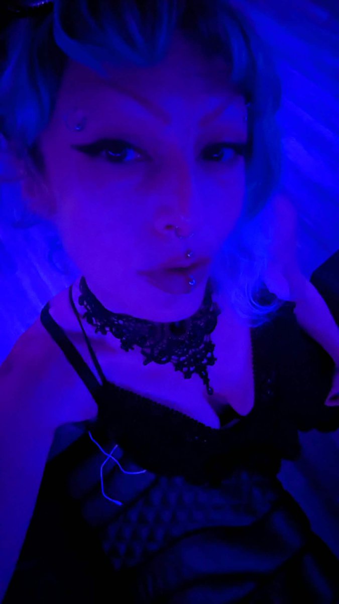 CjVanluven's tweet photo. likeing my eyeliner and necklace.
i have lot ore pics nd video on #onlyfans
if u care to join me over there , its free to subscribe. ;)
https://t.co/xiDhQaserA
#gothonlyfans #alternativeonlyfans #summerdressseason https://t.co/Whgga2BRI4