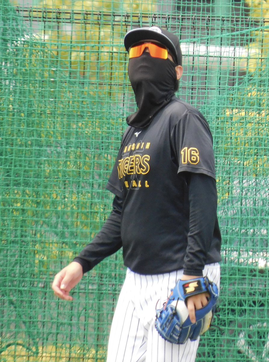 yassyo16's tweet photo. 誰っ？！
まっくろくろすけだった
西くんでした( Ꙭ)

 #SGL
 #阪神タイガース
 #西勇輝 https://t.co/fJBxhuN125