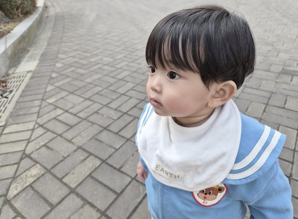 minggkyy's tweet photo. คิดถึงหลานจังเลยย คุณอาทีเร้กจะคิดถึงหลานขนาดไหนน้อ เลี้ยงมากับมืออ https://t.co/WIWfRpfLsl