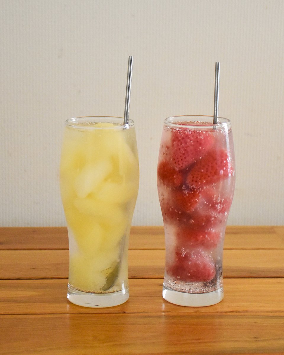 aohata_official's tweet photo. 冷え冷えのフルーツサワーを作るポイントは、「氷代わりに冷凍フルーツをたっぷり入れる」だけ！🍓🍑

時間が経つほどに凍った果実が少しずつ溶け出して、薄まるどころかフルーティーな香りがどんどん深まります❤️ https://t.co/liUlindhch