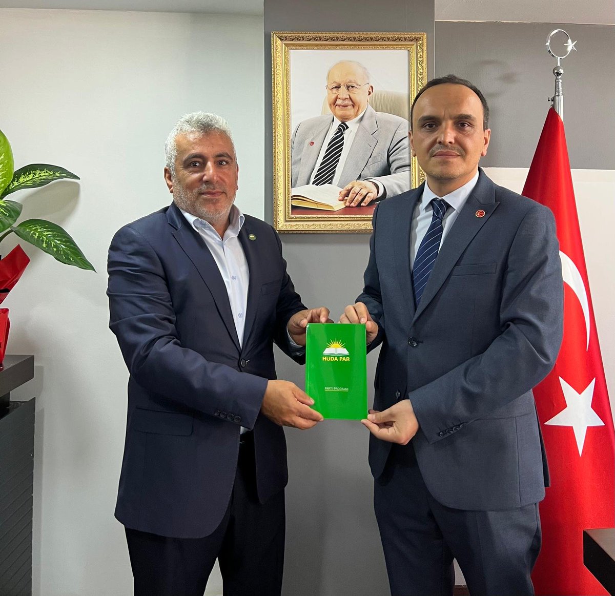 HudaPar34Gop's tweet photo. İlçe Başkanımız Sayın Hüseyin YALÇIN, Gaziosmanpaşa Yeniden Refah Partisi İlçe Başkanı Sayın Murat Baş'ı makamında ziyaret etti.

Misafirperverliği ve samimi sohbeti için kendilerine teşekkür ediyor, çalışmalarında başarılar ve muvaffakiyetler diliyoruz. https://t.co/qJv2UAR3TN