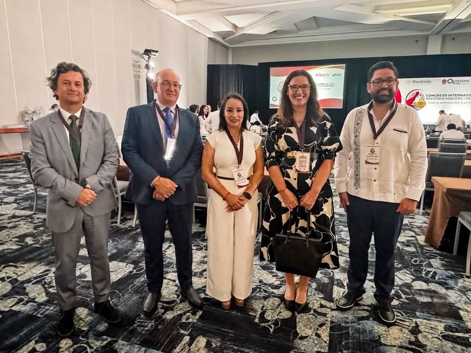 Esther_RamirezV's tweet photo. El trabajo coordinado que impulsa el gobernador, @juliomenchaca_, continúa posicionando a #Hidalgo como referente nacional en materia de modernización catastral. 

En el Congreso Internacional de los #RegistrosPúblicosYCatastros se destacó que nuestra entidad es la única del país que mantiene un esquema integral de coordinación con sus 84 municipios, fortaleciendo la actualización catastral, la capacitación permanente y las haciendas públicas locales.

Como parte de las ponencias del Congreso, ha sido un gusto coincidir con Jesús Puebla Blasco, director General del Catastro de España; Laura Ripani, representante del BID en México; y Juan Ignacio González Tomé, subdirector General de Gestión Catastral, Colaboración y Atención al Ciudadano de la Dirección General del Catastro del Ministerio de Hacienda de España.

#PrimeroElPueblo #EstherRamírez
