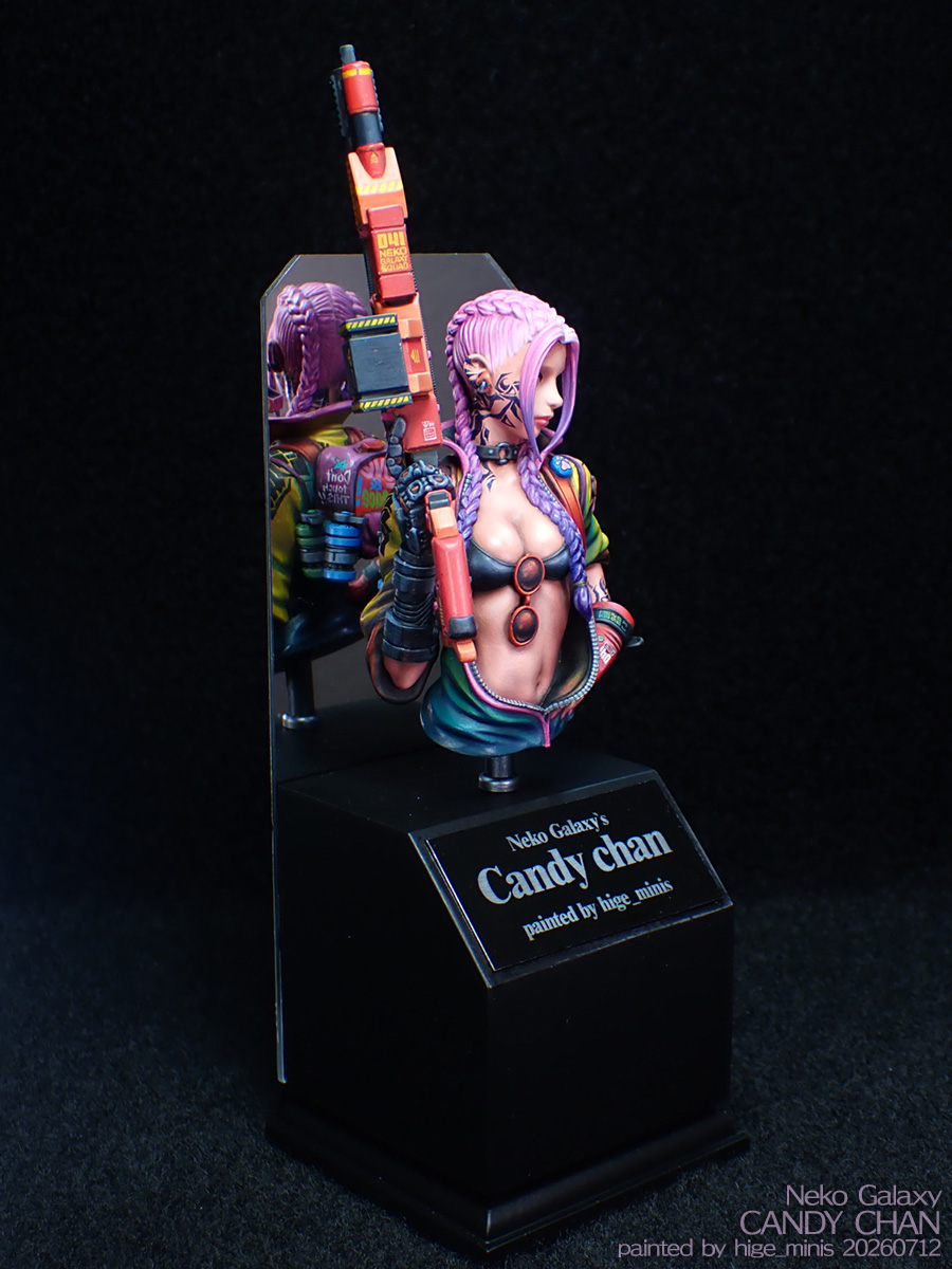hige2011jp's tweet photo. #NekoGalaxy Candy Chan (Bust) 
#miniaturepainting
#ファレホコン7

1年半前にミニチュアを始めてから9作目、初めての胸像サイズということもあり完成まで半年かかりましたが、塗りの作業時間よりも「どんな配色にするか？どんなロゴを描くか？」を考えている時間の方が長かったような気が。

この「Candy Chan」というミニチュアの製品名から最初に私がイメージした「POPでちょっとイカれたサイバーパンク風味」はしっかり表現できているような気がするし、すべてフリーハンドで描いたタトゥーやロゴ、コーションマークもけっこういい感じじゃないでしょうか。

台座に関しても、自作すると決めた時にイメージしたものにかなり近いものができました。が、最後の数日ででっち上げた感も強く、この写真の撮影時にはほとんど気にならなかった金属のネームプレートの反りが、ファレホコン応募の現場でパッと見でもわかるくらいまで悪化していることに気づき、かといって手直しもできず。痛恨の一撃を食らってHPもMPもほとんどゼロになって帰宅することになりました。

原因はもう完全にわかっているので、次回はこんなことにならないよう頑張ろうと思います。

んでは、別角度の画像を数枚ぶらさげておきますね。