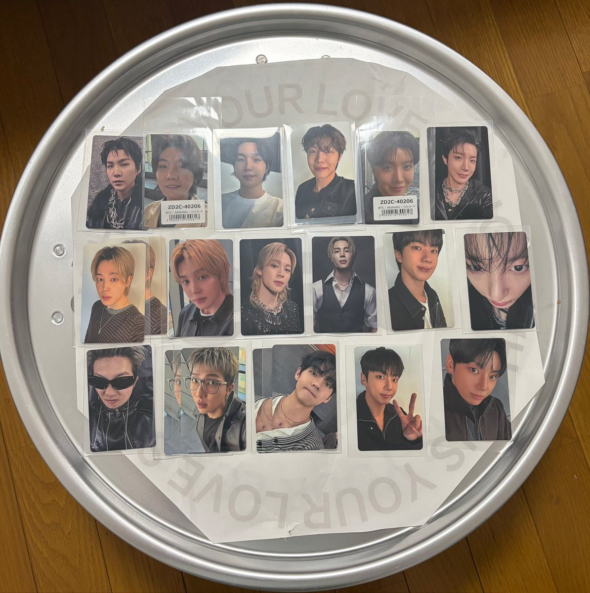 R11394168's tweet photo. BTS ARIRANG ラキドロ等トレカ 交換

【譲】画像1枚目

【求】画像2枚目 
💜以外
優先度🩵>ハート無し

郵送📮交換可能な方おられましたらお気軽にお声掛けください😊
都内のみ直接交換可な場合ありますがいつでもは難しい為要相談

 #BTS交換
 #BTS_ARİRANG https://t.co/0FzyuqWi6g