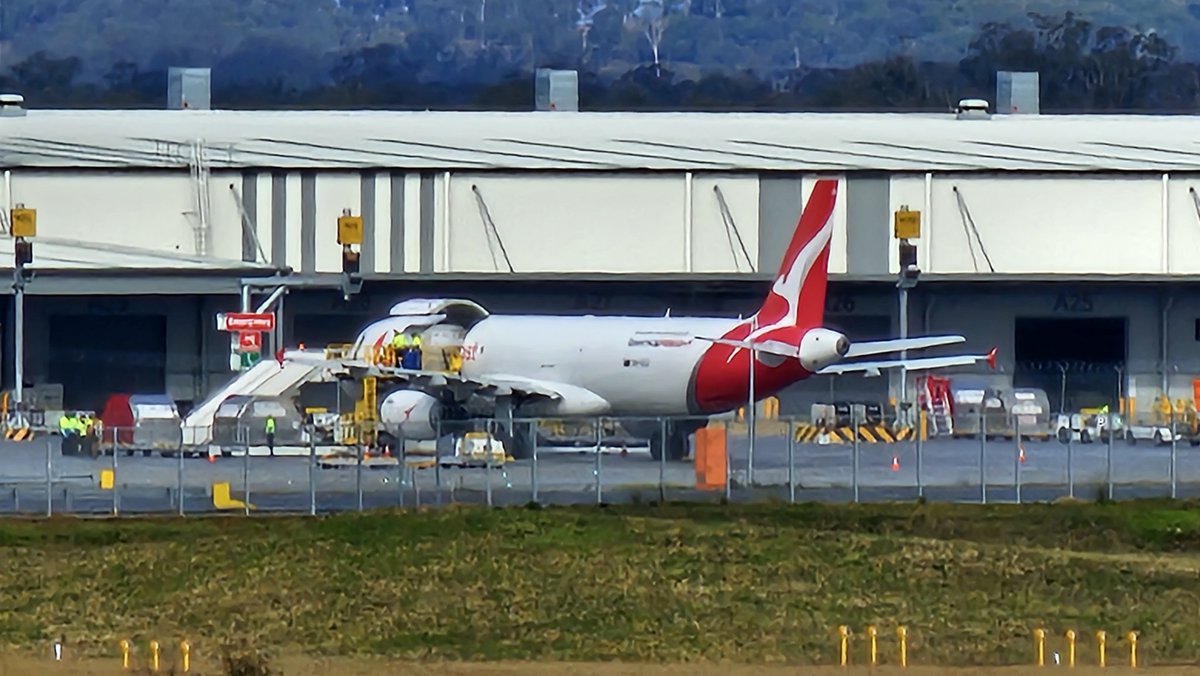 sydwestagribus's tweet photo. Qantas Freight QF7303 at the Cargo Precinct of Western Sydney International Airport just now. Cargo and freight practice/testing occurring here ✈️
#WSI @Qantas @WSIAirport_ https://t.co/vyvQlZsi35