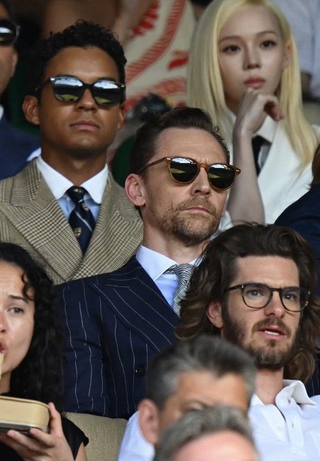 hiddlesreid's tweet photo. Michael jackson, Loki e homem aranha https://t.co/rn2nAwcX1B