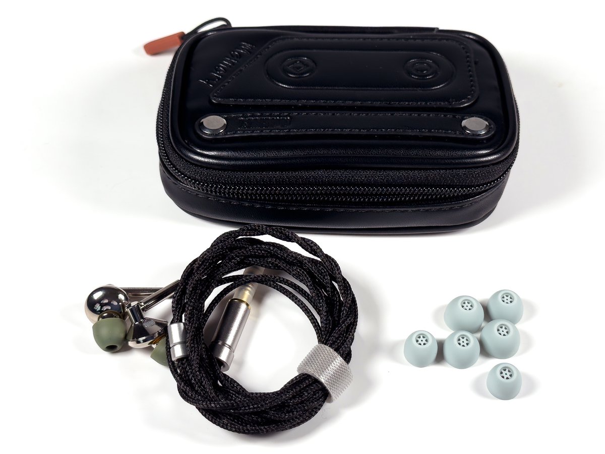 ddhifi_com's tweet photo. "The DDHiFi Memory Pd4.4 is not merely a variant of the original Memory—it is a meaningful evolution.

It preserves the speed, resolution, and control that made the original interesting while introducing a more natural tonal balance and a stronger sense of musical engagement.

Combined with exceptional build quality, thoughtful accessories, comfortable ergonomics, and a distinctive semi-open design, the result is one of the more interesting planar magnetic IEMs in its price range."

Big thanks for the thorough review of the ddHiFi Memory Pd4.4! Full write-up on Head-Fi: https://t.co/x7zcUYUbCz

#ddHiFi #MemoryPd44 #PlanarIEM #ComfortableFit