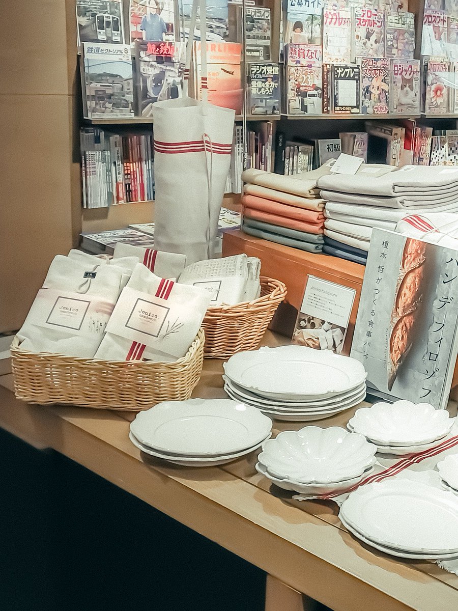Jonico_handwork's tweet photo. 広島蔦屋書店T-SITEのフェア｢すこやかに 夏の朝｣で赤ラインのパンの袋やワッフルリネンのキッチンクロスなど取り扱っていただいております。お手にとって見ていただけるこの機会に遊びに来てくださいね♪

広島 蔦屋書店2号館１Ｆマガジンストリート7/15（水）～8/3（月）
https://t.co/taqubxpCVs https://t.co/ldoPVPZJMd