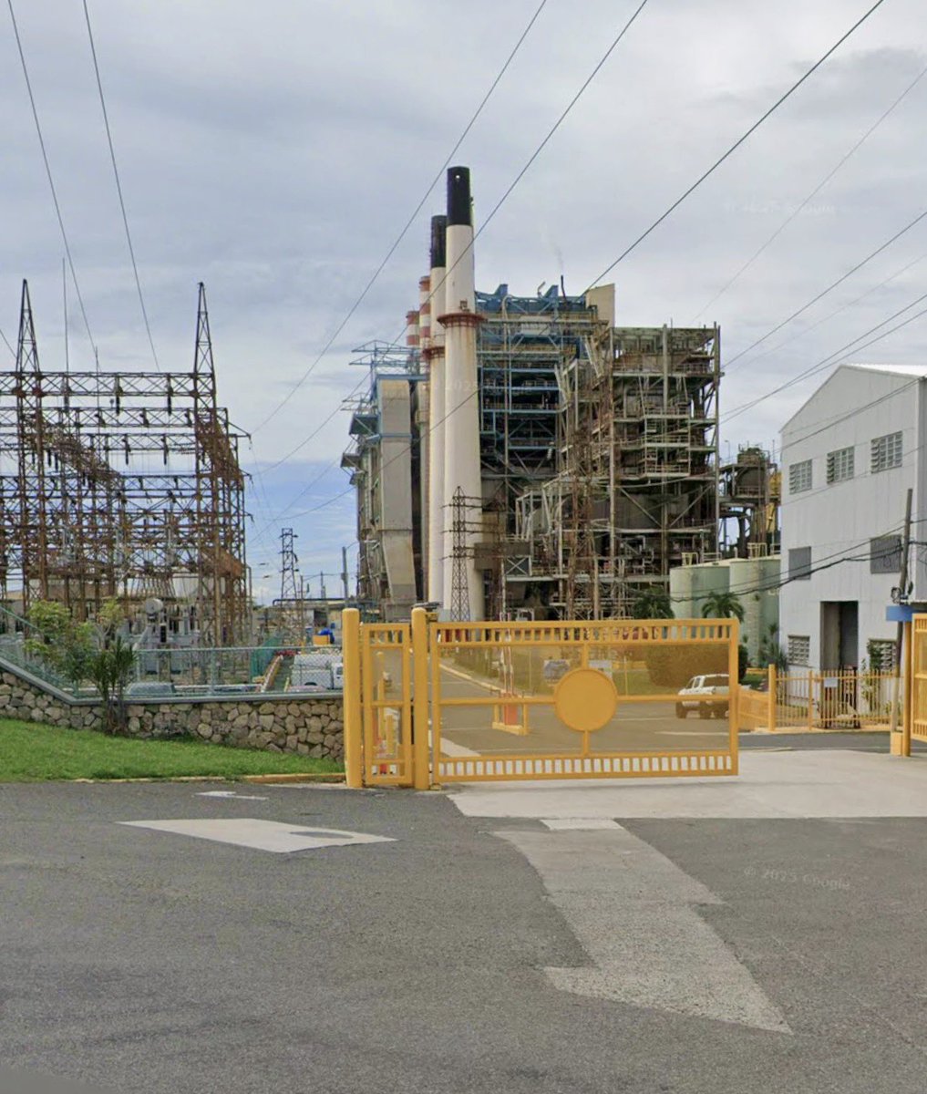 NoticiasdePonce's tweet photo. 𝐄𝐱𝐩𝐥𝐨𝐬𝐢𝐨́𝐧 𝐞𝐧 𝐩𝐚𝐭𝐢𝐨 𝐝𝐞 𝐢𝐧𝐭𝐞𝐫𝐫𝐮𝐩𝐭𝐨𝐫𝐞𝐬 𝐝𝐞 𝐂𝐨𝐬𝐭𝐚 𝐒𝐮𝐫 𝐩𝐫𝐨𝐯𝐨𝐜𝐚 𝐬𝐚𝐥𝐢𝐝𝐚 𝐝𝐞 𝐥𝐚 𝐔𝐧𝐢𝐝𝐚𝐝 𝟔

Guayanilla, 16 de julio de 2026 – Genera Puerto Rico informó que se registró una explosión en el patio de interruptores de 230 kV de la Central Costa Sur, una instalación operada por LUMA Energy, incidente que provocó la salida repentina de la Unidad 6 de la planta generatriz.

Según la actualización ofrecida por la empresa, la Unidad 6 se encuentra en condiciones de regresar a operación y podrá sincronizarse nuevamente al sistema tan pronto LUMA Energy autorice su entrada en servicio.

El incidente ocurre en momentos en que el sistema eléctrico enfrenta limitaciones en la capacidad de generación, situación que ha aumentado la probabilidad de relevos de carga en distintos municipios de Puerto Rico durante la noche.

Genera Puerto Rico indicó que continuará ofreciendo actualizaciones sobre el estado del sistema de generación y recordó que el público puede consultar la información en tiempo real a través de su portal de datos de generación⁠￼.

Las autoridades y las empresas del sistema eléctrico continúan evaluando la situación para restablecer la mayor capacidad de generación posible. Se recomienda a los ciudadanos mantenerse atentos a los comunicados oficiales y tomar las medidas necesarias ante posibles interrupciones temporales del servicio.