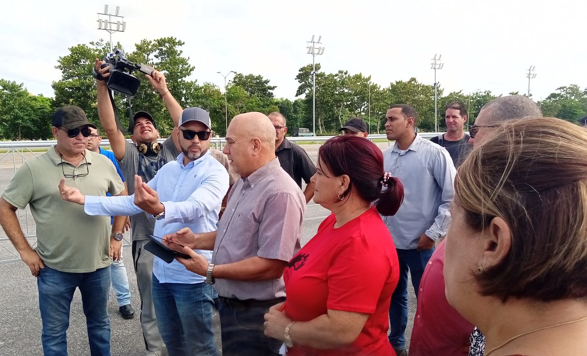 CtcPinar's tweet photo. En #PinardelRío,
@DrRobertoMOjeda
, en un recorrido por varias obras que se ejecutan en saludo a la conmemoración de la gesta heroica del Moncada, compartió con trabajadores que impulsan diversas tareas.
#Cuba
#MiMoncadaEsLaPatria
#PinarEn26 https://t.co/CzjyS0Foda