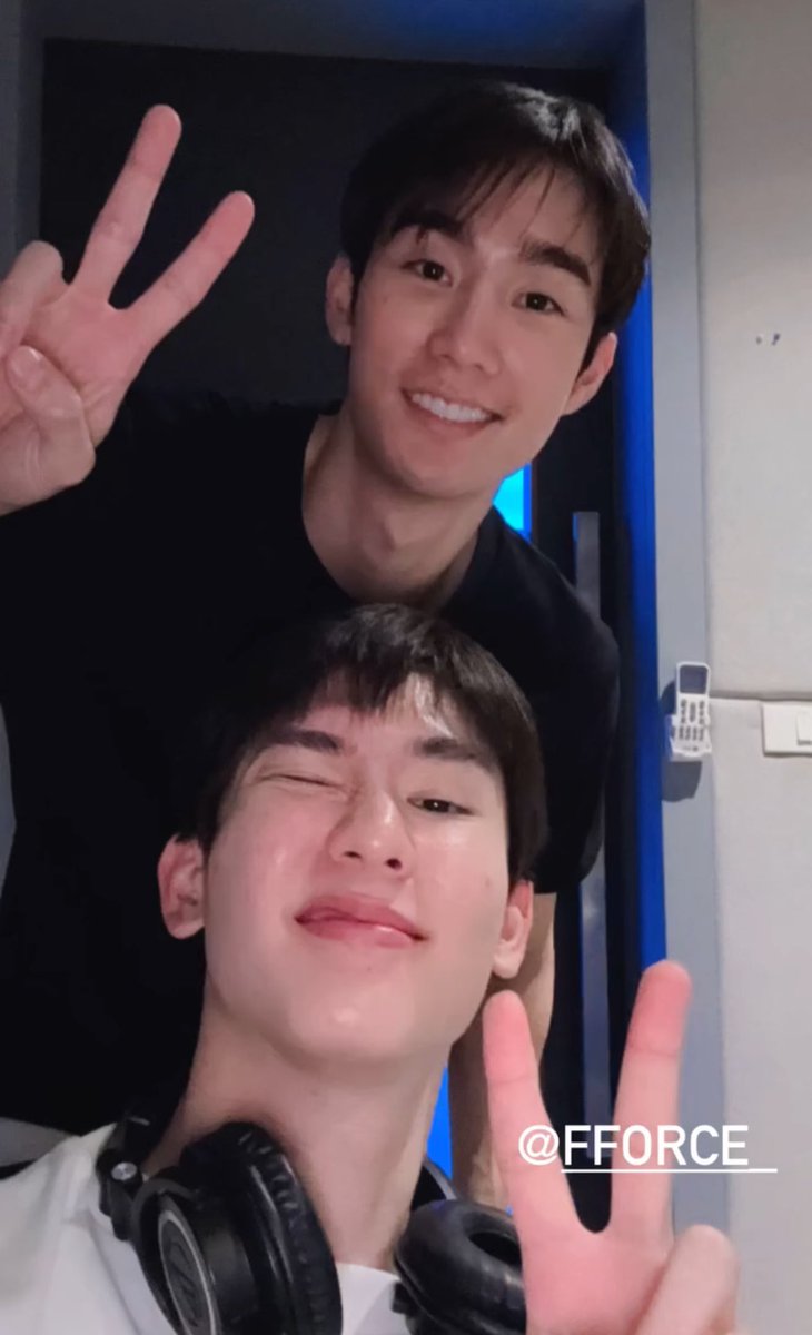 Spkasibook's tweet photo. เย้ยยยย รูปนี้เหมือนกันมากกกก ((เหมือนแฟนกัน)) >< https://t.co/TDSJzAe6am