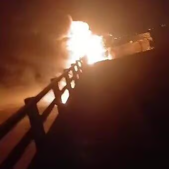 YZaatreh's tweet photo. ترامب في ليلة الجنون الكُبرى.. من إيران إلى الصين!

لم يتوقف عند تنفيذ تهديده بضرب البُنية المدنية لشعب وعده بـ"المساعدة" على "الحرية" واستعادة "العظمة".. بل ذهب أبعد من ذلك نحو اتهام منظومة الانتخابات في بلاده بأنها هشّة إلى درجة تسمح للصين بالعبث بها حين تشاء.

هكذا ينسف "الأحمق الثرثار" أسس برنامجه، من عدم التورّط في حروب خارجية، إلى تصغير أمريكا التي وعدها باستعادة عظمتها.
وحتى في السياق الآني، وبدلا من فتح مضيق هُرمز يغامر بإغلاق مضيق باب المندب!

في السياق الإيراني لن تفضي مغامرته الجديدة إلى تغيير لصالحه في مسار الحرب، فيما يورّط نفسه داخليا بتسخيف بلاده، وبمشكلة مع الصين.

في السياق الأخير، زعم أن الصين نفّذت في عام 2020 "أكبر عملية اختراق لبيانات الانتخابات في التاريخ"، بعدما حصلت على بيانات سجلات الناخبين، واصفا ذلك بأنه "كابوس لأمن الانتخابات".

حدث ذلك عشية استطلاع صادم أخبره بأن 61% من الأمريكيين لا يؤيّدون أداءه، وعلى مرمى أقل من 4 شهور على انتخابات التجديد النصفي للكونغرس.

لا وجود للعنة على بلد أكثر من قائد أحمق في مرحلة حسّاسة من تاريخه، وهذا ما ينطبق على أمريكا اليوم.

إلى الجحيم.
