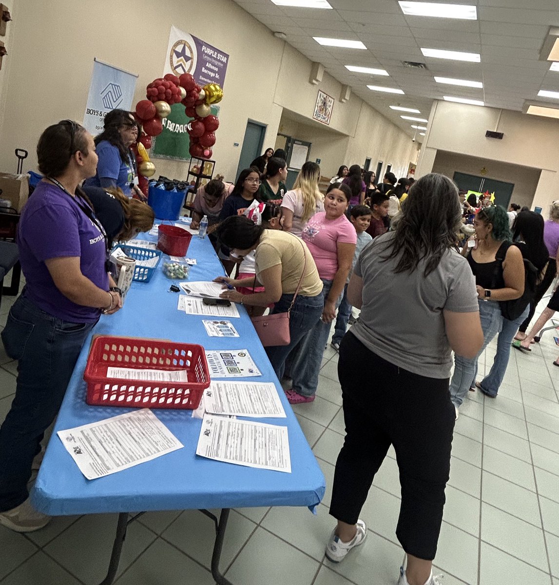 BESRams_SEISD's tweet photo. Thank you to our families for joining us for our 4th and 6th grade open house Another amazing turnout! A special thanks for all those who assisted from the parking lot, to the front doors and in our hallways, we appreciate you!! https://t.co/4B3gAQhWnx