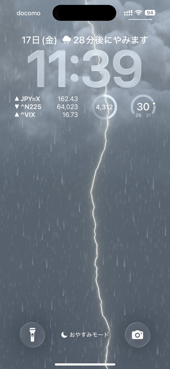 rlrlshima's tweet photo. 携帯の壁紙を天気にしてるんだけど⚡️カミナリ初めて見た😱 https://t.co/q5IHL3jMQj
