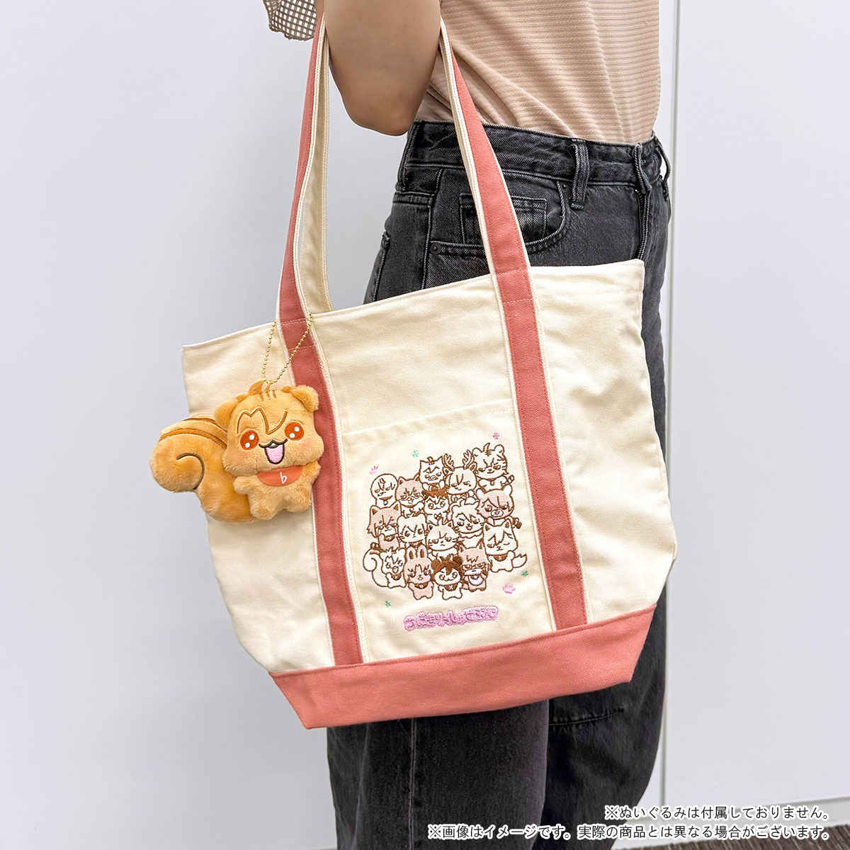 iD7_goods_info's tweet photo. 【商品紹介】
[あにまりっしゅせぶん]「トートバッグ（全1種）」

開口部はファスナー付きで、荷物をしっかり収納できるトートバッグ。
ぬいぐるみと合わせてもバランスの良いサイズ感となっています！

#あにまりっしゅせぶん #アイナナ https://t.co/zcAymyHCnM