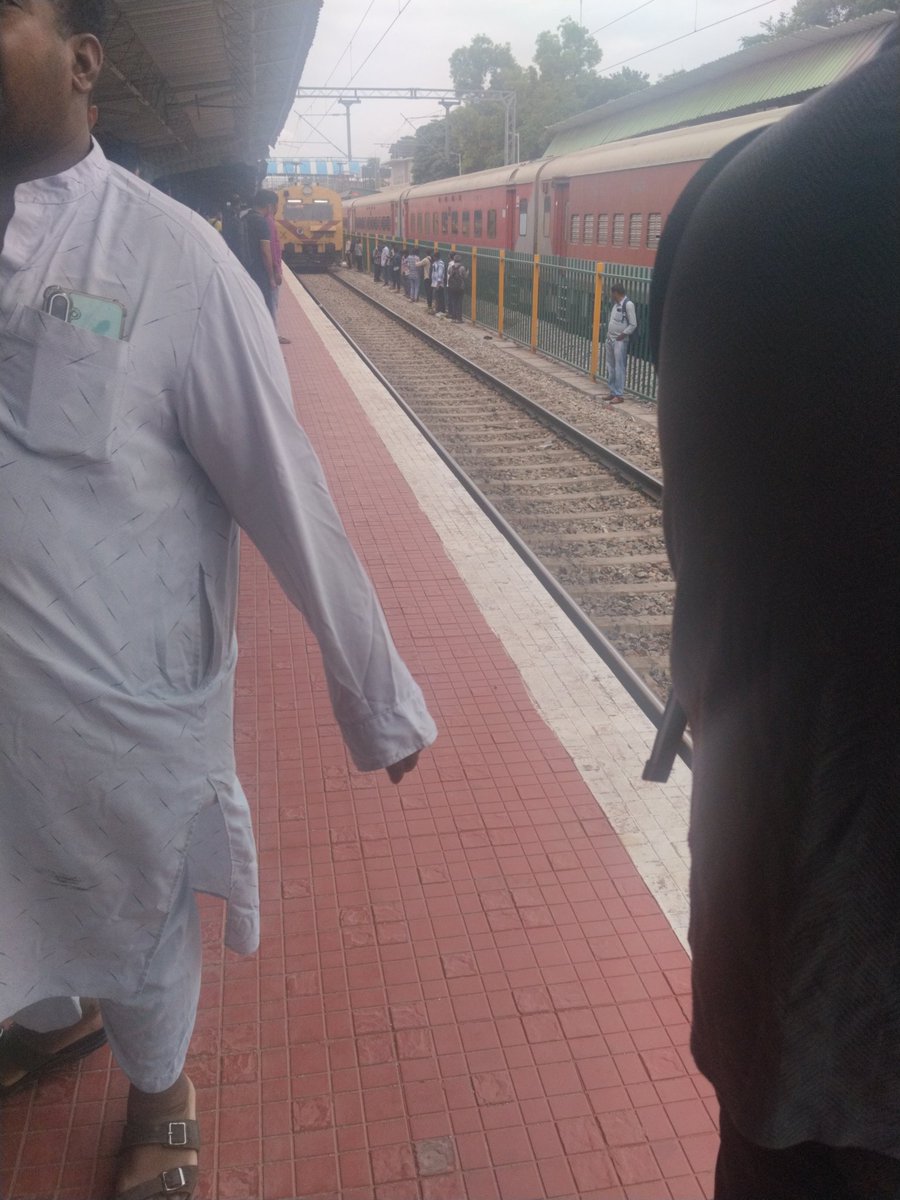 BaigJnd's tweet photo. People r standing on tracks to catch train no.66554 at ramnagar station time 8.10 am due to cancellation of other trains, is there any alternative what if someone's life is lost who is responsible @AshwiniVaishnaw @drmsbc @KARailway @tv9kannada @SWRRLY @VSOMANNA_BJP @KARailway https://t.co/vlG5eGDNAP
