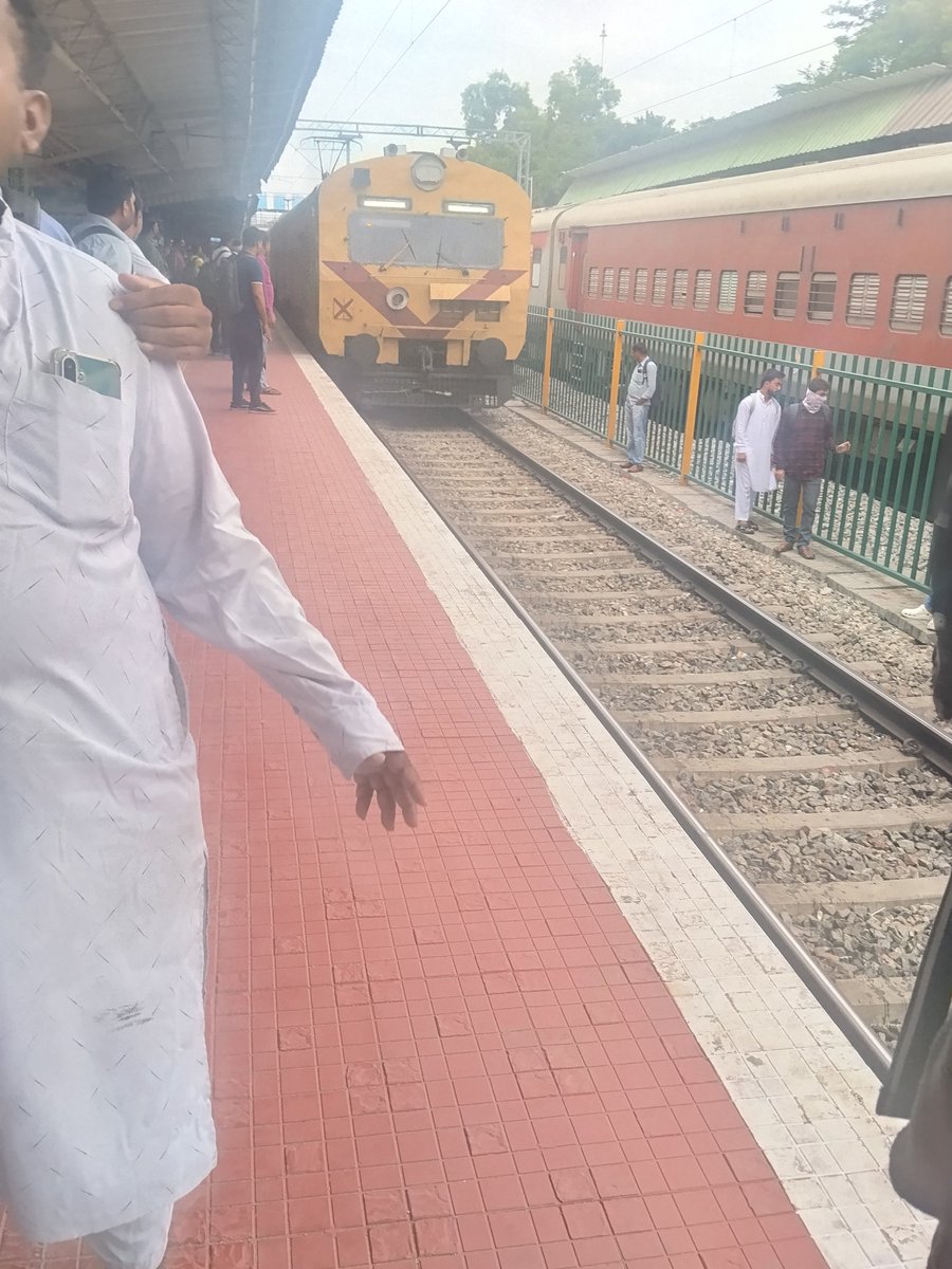 BaigJnd's tweet photo. People r standing on tracks to catch train no.66554 at ramnagar station time 8.10 am due to cancellation of other trains, is there any alternative what if someone's life is lost who is responsible @AshwiniVaishnaw @drmsbc @KARailway @tv9kannada @SWRRLY @VSOMANNA_BJP @KARailway https://t.co/vlG5eGDNAP