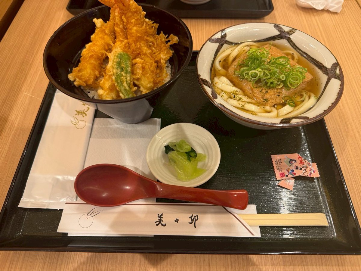y_yasamaru's tweet photo. 飛行機乗る前に腹ごしらえ✈️
#のりかも新婚旅行in沖縄🌺 https://t.co/MhjVa0scu5