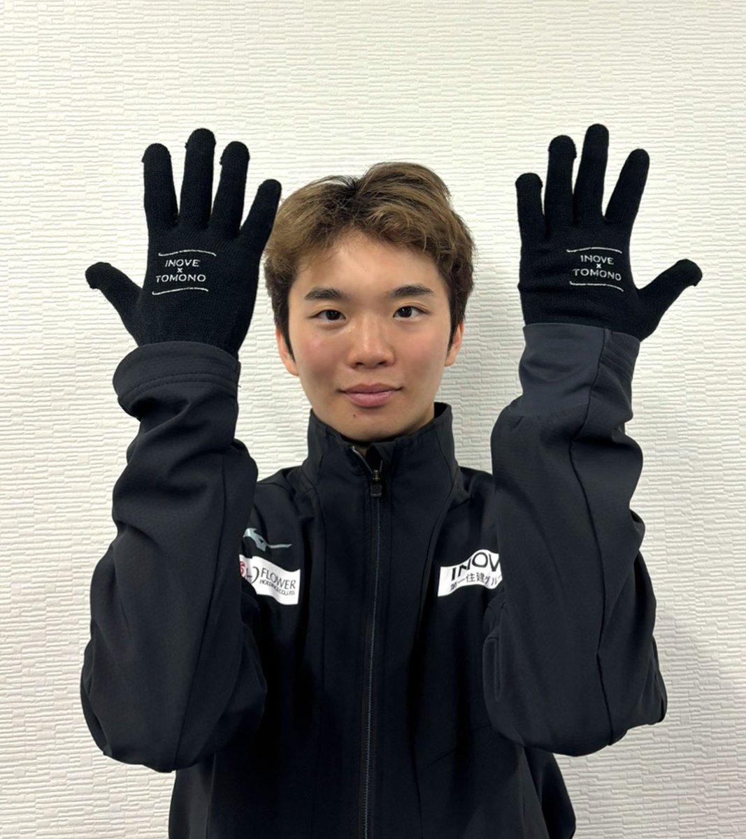 daiichi10_group's tweet photo. \\発 売 開 始//
#友野一希 選手× #INOVE の「アイスリンク手袋」と「スタジアムクッション」の発売を開始しました❄️
観戦を快適に、あたたかくサポートします！

ご購入はこちらから
手袋🧤 https://t.co/Io61Ll8mEU
クッション🟥https://t.co/jAK0zDskzZ https://t.co/IvMdXbZnaw