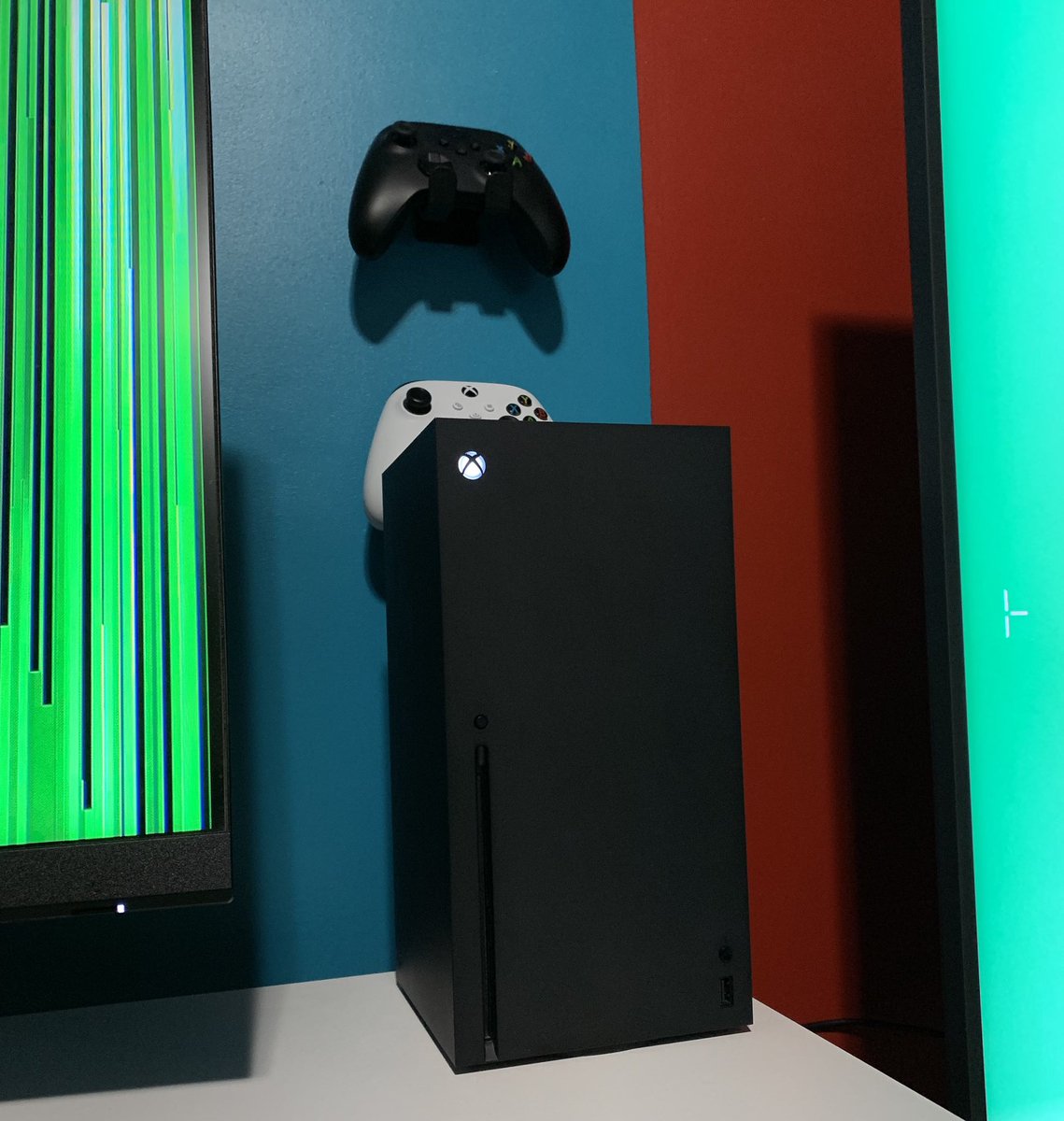 TiBENGAMiNG's tweet photo. @conkerax @XboxFR Je pense qu'ils vont vendre un modèle avec lecteur disque pour la prochaine XBOX sachant qu'ils prônent énormément la Rétrocompatibilité ... sinon la Xbox Series X va demeurer l'Ultime Console pour faire tourner presque tout les jeux toutes générations confondues en physique 💚 https://t.co/1hX7t4nc0a