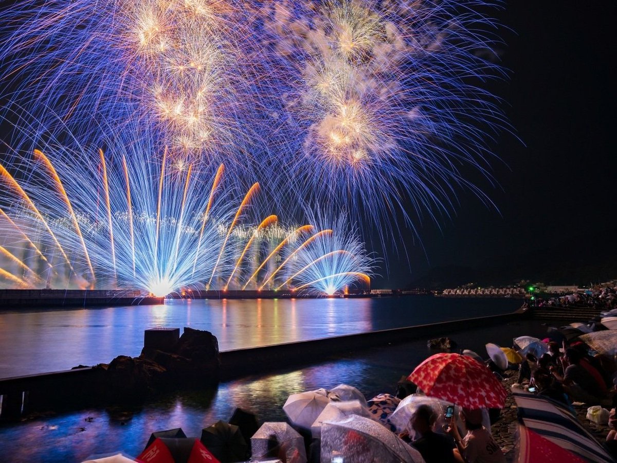 e_kankou's tweet photo. 🎆🌊＼越前の夏、今年も始まります！／🌊🎆

夏の越前町を彩る恒例イベント
「越前みなと大花火2026」開催決定！

越前漁港を舞台に、夜空いっぱいに広がる大輪の花火✨
海面に映る光と、間近で感じる迫力は越前ならではの夏の絶景です。

潮風を感じながら楽しむ花火は、
きっと特別な夏の思い出になるはず😊

ご家族で、友人と、大切な人と。
今年の夏は越前海岸の花火を楽しみませんか？🎆

📅開催日
2026年7月18日(土)

📍会場
越前漁港広場（越前町道口）

🎇打上時間
20:00～予定

👇詳しくはこちら
https://t.co/Nw5VNdo5DH 

#花火
#越前みなと大花火

▼越前町といえば
#越前がに #越前水仙 #越前海岸 #越前温泉 #道の駅越前
#劔神社 #越前陶芸村 #越前焼 #越前町

▼福井県の代表観光地
#恐竜博物館 #永平寺 #東尋坊 #あわら温泉
#レインボーライン #大野城 #福井県

#福井観光 #福井旅行 #北陸旅行 #北陸新幹線

#ptk_japan. #loves_nippon 
#fukui #kyoto #kanazawa 
#japanfood #japantravel #japantrip

＼フォローしてね👍／
越前がに🦀はもちろん海や里の多彩な風土が魅力的な越前町 の素敵な風景や話題を投稿中～🌟
DMO ECHIZEN／越前町観光連盟（越前町観光案内所）
TEL:0778-37-1234
〒916-0422 福井県丹生郡越前町厨71-335-1
https://t.co/fYQTgOatfM
