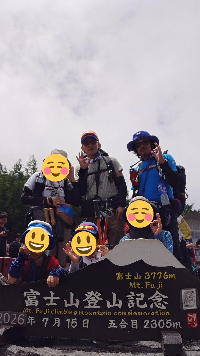 1115Moriken's tweet photo. 福岡よか隊保守活報告

富士山、山頂旗見せ！
よか隊では、部活によって各人の親交を深めています。今回、アウトドア部有志で富士山登山に行って来ました。日本１の山頂で無事旗見せ出来ました！日本を豊かに、強く。

#日本保守党
#福岡よか隊 https://t.co/M0J901iaLU