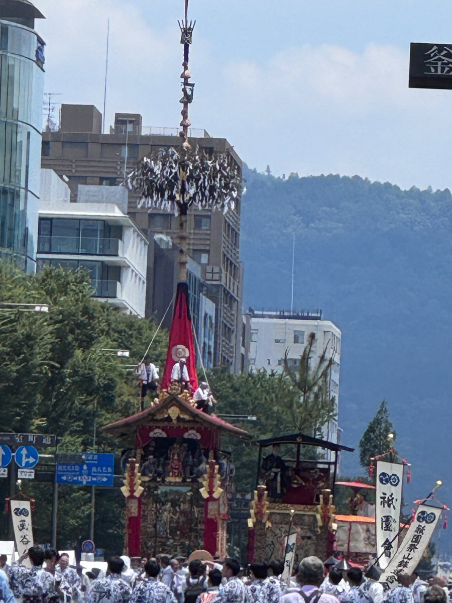 NaoT63's tweet photo. 遠目からですが、祇園祭の山鉾。
暑いです♪ https://t.co/Aa3lzWyiql