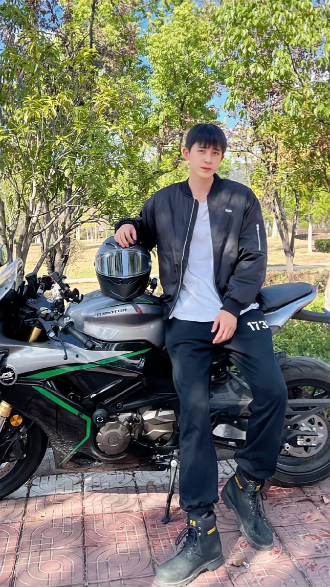 rvipeng's tweet photo. @ssteveshnoh @Cixuruohan You can just ride with me, Hyung. My seat can fit you too. https://t.co/RyO3Az92m2