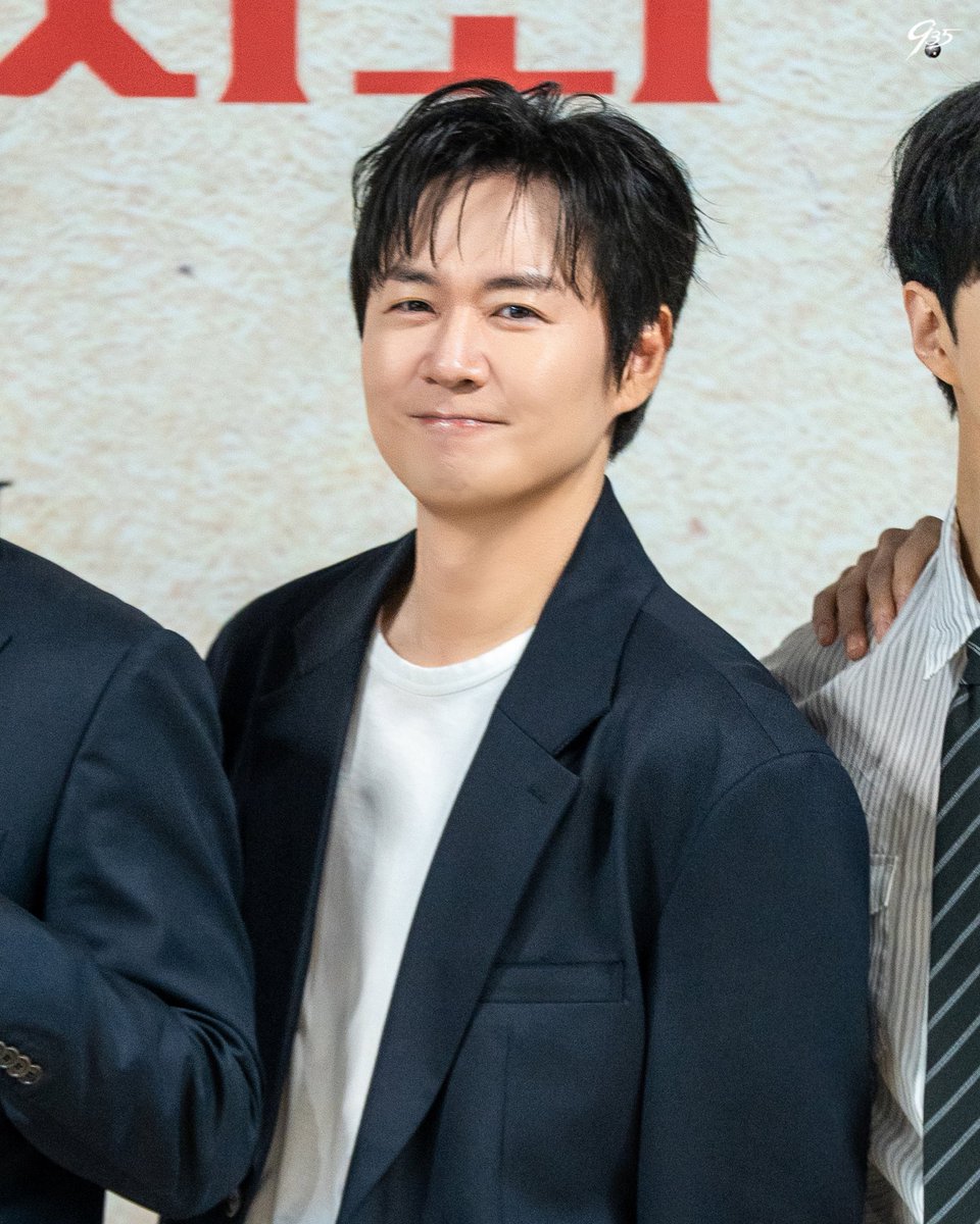 935ent's tweet photo. [연정훈]

연극 〈죽은 시인의 사회〉 제작발표회 현장에서
포착한 연정훈 배우의 훈훈 모먼트 📸✨

🔜 연극 <죽은 시인의 사회>
7/18(토) COMING SOON! https://t.co/l6VPu378fr