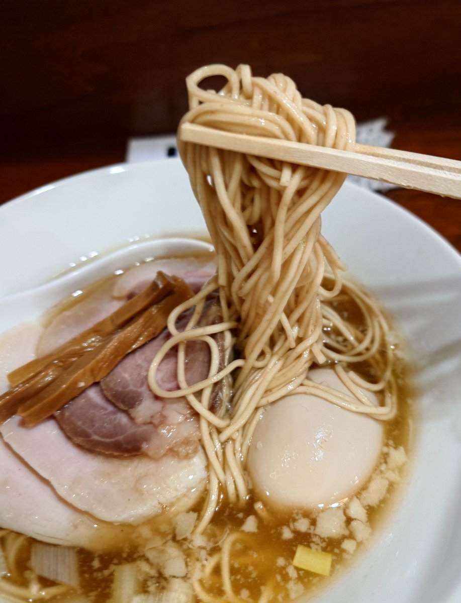 isofurabon6969's tweet photo. 無化調煮干しらぁ麺誠実さん

①特製白醤油らぁ麺🍜

新メニューを味わいに誠実さんへ。
一口目はスープの風味が立ち
塩に似たスッキリテイスト！
食べ進めると白醤油の円やかさが
効いて来て煮干とのハーモニーが
とても素敵に変化😋

細パツ麺とも
バラ海苔とも合いますね🙆

2杯目に続く🤭

#嵐山町 https://t.co/ysvB5ocvND