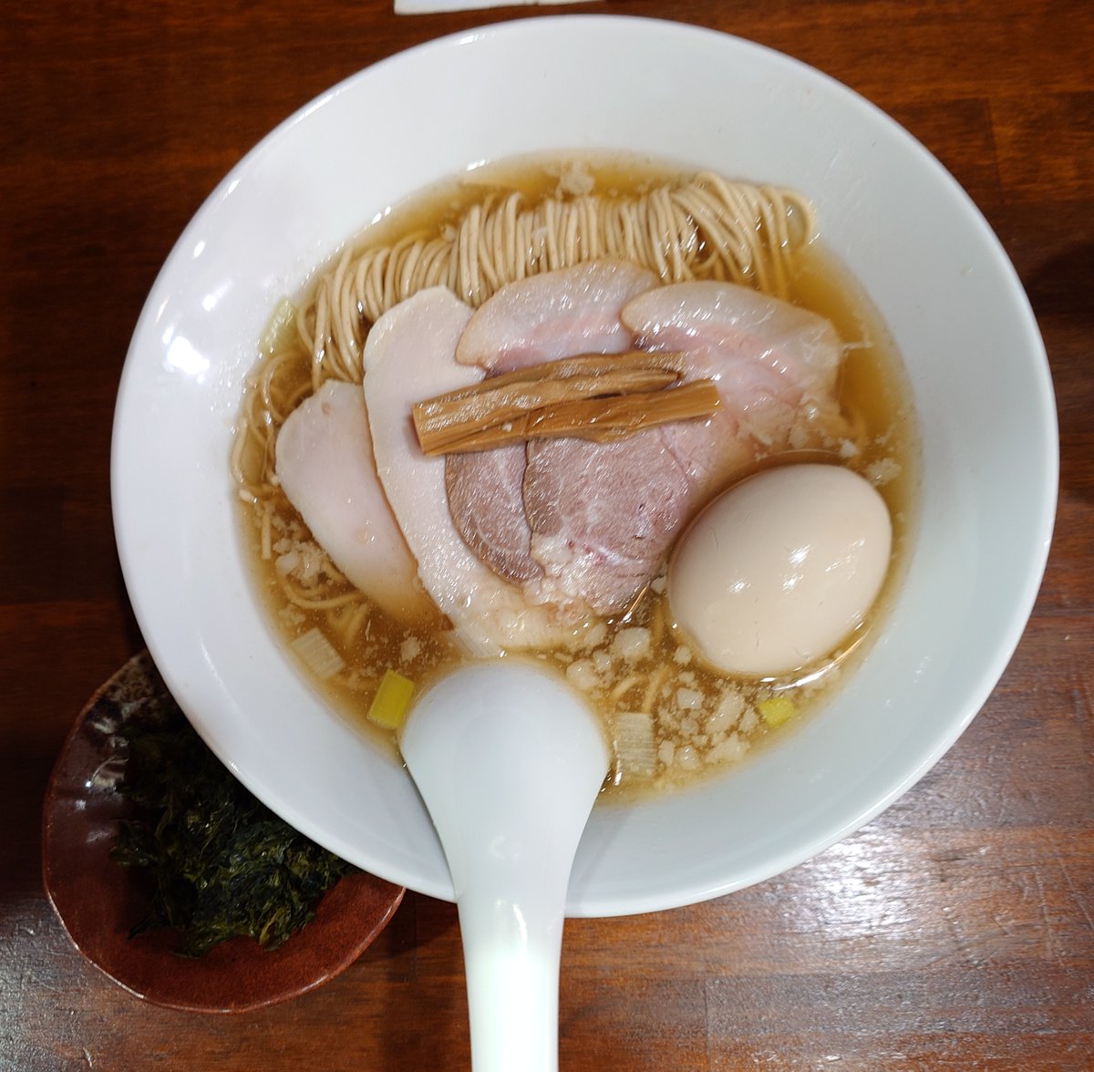 isofurabon6969's tweet photo. 無化調煮干しらぁ麺誠実さん

①特製白醤油らぁ麺🍜

新メニューを味わいに誠実さんへ。
一口目はスープの風味が立ち
塩に似たスッキリテイスト！
食べ進めると白醤油の円やかさが
効いて来て煮干とのハーモニーが
とても素敵に変化😋

細パツ麺とも
バラ海苔とも合いますね🙆

2杯目に続く🤭

#嵐山町 https://t.co/ysvB5ocvND