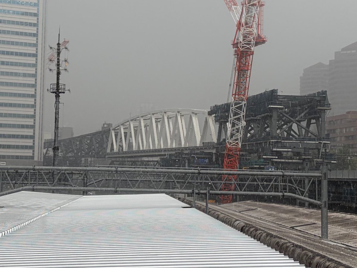 pantograph234's tweet photo. 八ツ山橋6回目送り出し完了。架設工事は折り返し突入。雨が激ヤバすぎて記録は中止 https://t.co/PxpQzjpU5a